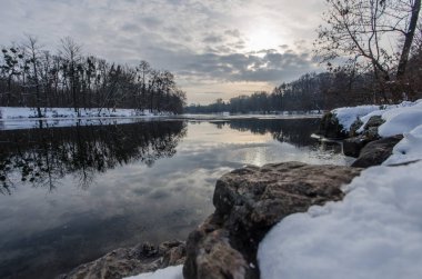 kış manzara nehir üzerinde