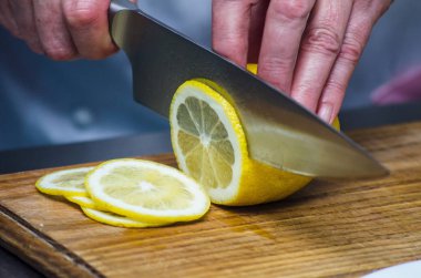 Şef bir limon dilimleri