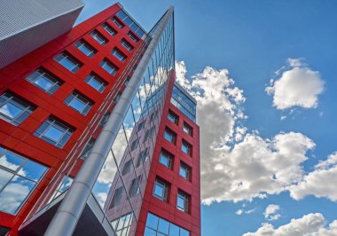 Kırmızı renk mavi gökyüzüne karşı ofis binası