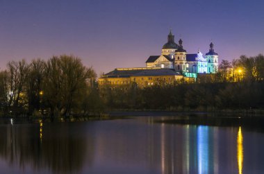 Nehir kıyısındaki manastır.