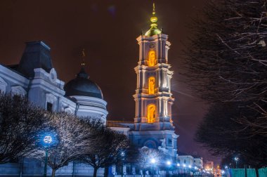 Bir akşam mimari Illuminati ile katedral çan kulesi
