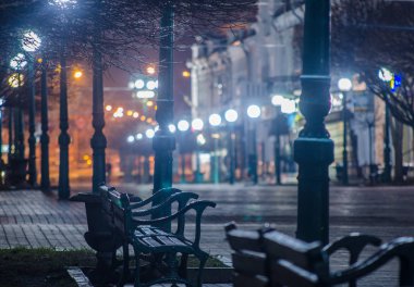 Sakin bir ıssız sokakta tezgah