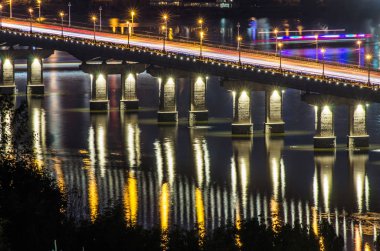Gece köprü mimari aydınlatma