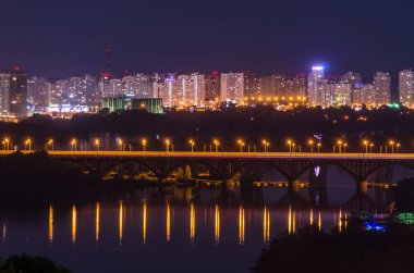 Demiryolu Köprüsü Dnipro ve k konut çevrenin görünümü üzerinde
