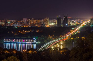 Işıklar gece Kiev, ne zaman köprü üzerinden nehir, otel ve restaur