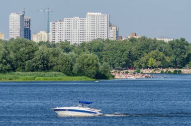 Yapının arka planda Dnipro Nehri boyunca tekne yelken