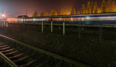 tren istasyonunda gece