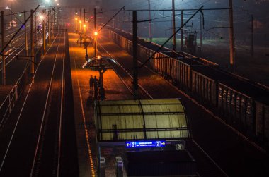 tren istasyonunda gece