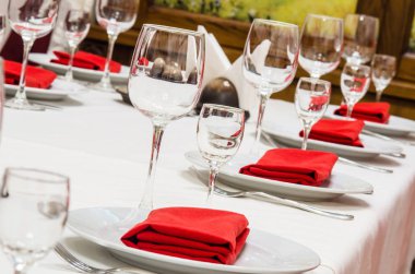 Gözlük, çatal ve peçete ile tablo servis