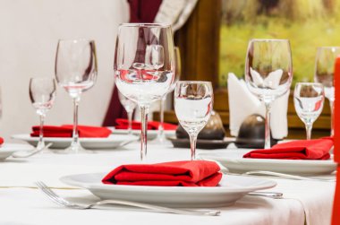 Gözlük, çatal ve peçete ile tablo servis