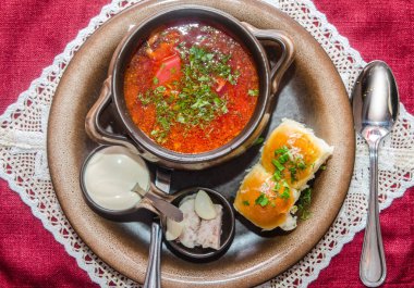 Borsch pampushkas ve sarımsak ile