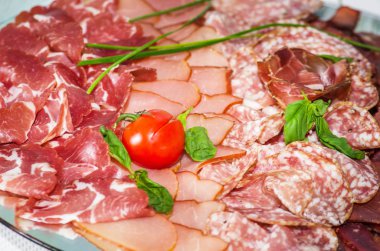 catering, eti kesip yeşillik ile