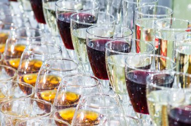 gözlük şarap, konyak ve şampanya