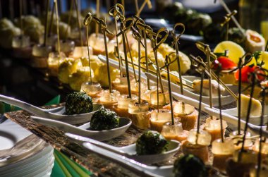 atıştırmalıklar ve içecekler ile yemek, açık büfe tablo