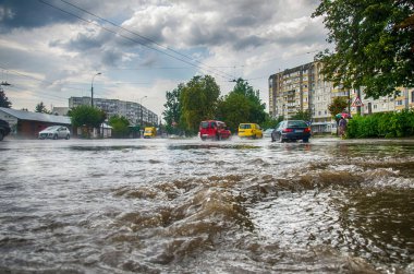 Şiddetli bir yağmur sonra sokakta su Streams