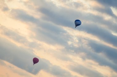 Balonlar gökyüzünde uçuyor