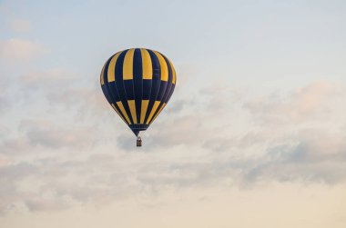 Balon gökyüzünde uçuyor