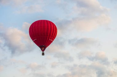 Balon gökyüzünde uçuyor