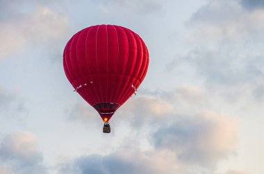 Balon gökyüzünde uçuyor
