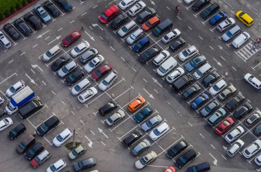 Park yerinin arabalarla dolu tepesinden görüntülemek