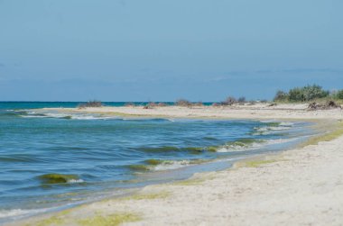 Deniz kıyısında küçük dalgalar ile