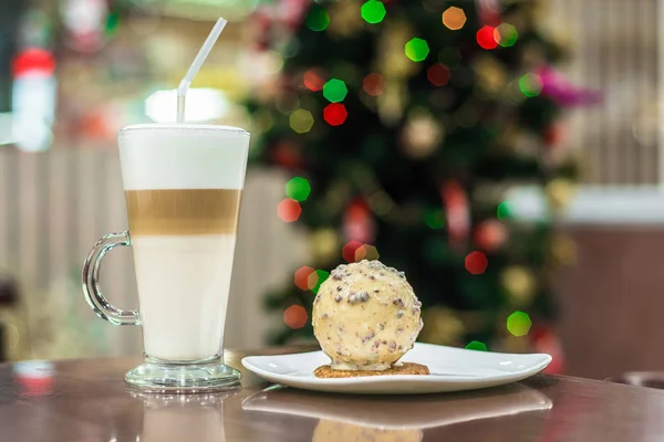 Yeni Yıl Arka Plan Üzerinde Latte Ile Tatlı — Stok fotoğraf