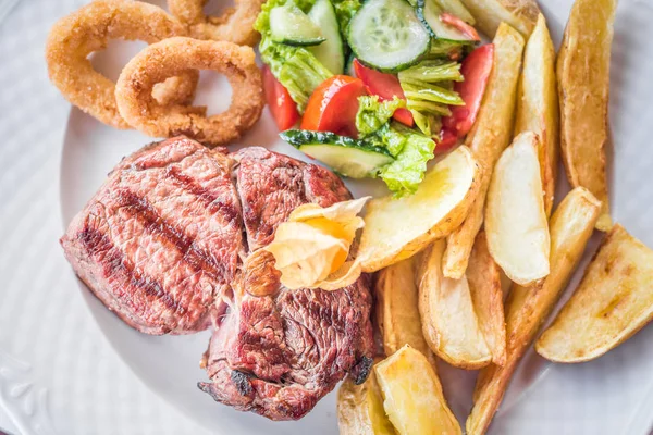 Steak Mit Beilage Und Salat — Stockfoto