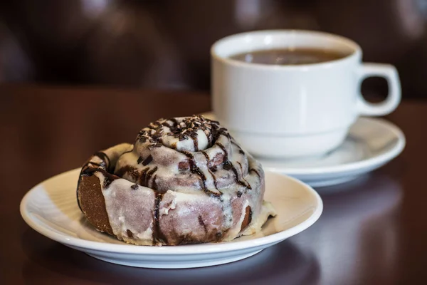 Daha Önce Bir Fincan Çay Bir Tabakta Çikolatalı Kek — Stok fotoğraf