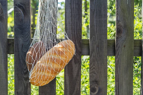 Ekmek bir dize torbaya bir çit asılı