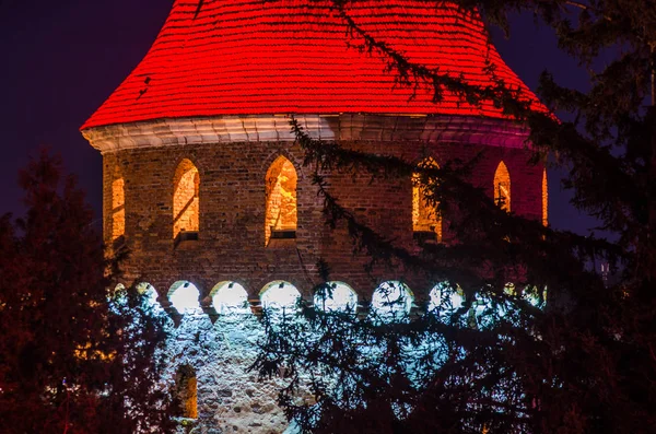 Kamenets Podolsky kalede akşam ışıklar ile