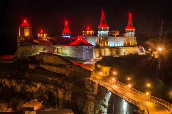 Kamenets Podolsky kalede akşam ışıklar ile