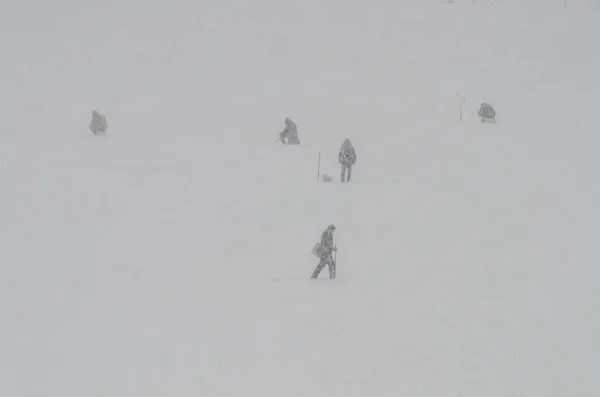 Silhouetten Von Fischern Auf Eis Schnee — Stockfoto