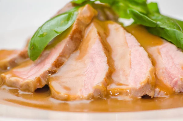 Fleisch sous vide auf einem Teller mit Sauce — Stockfoto