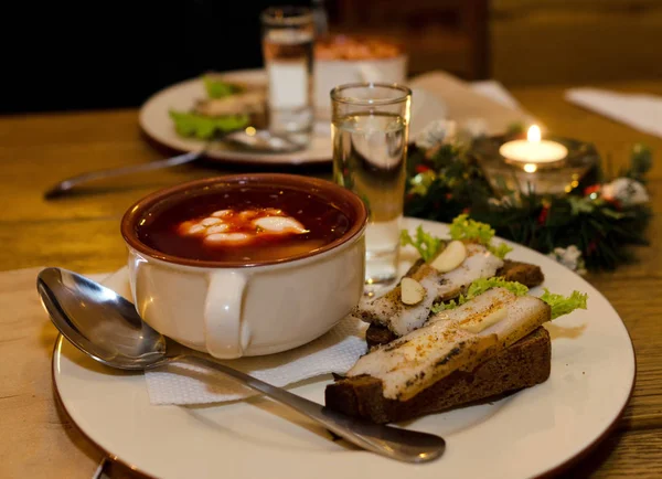 Dünün Borsch Ekmek Domuz Yağı Yeni Yıl Votka Ile Bir — Stok fotoğraf