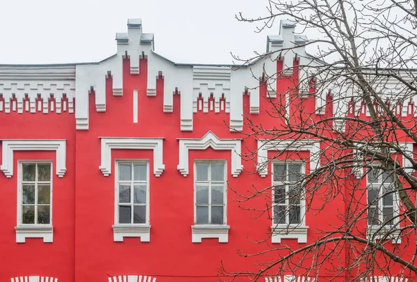 Όμορφη Πρόσοψη Στο Κόκκινο Του Κτιρίου — Φωτογραφία Αρχείου
