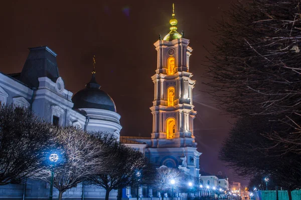 Bir akşam mimari Illuminati ile katedral çan kulesi