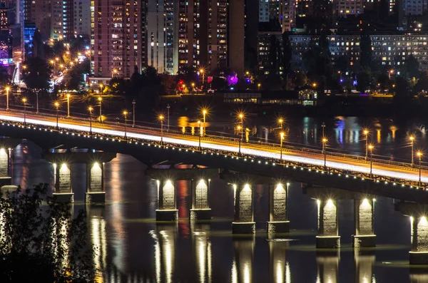 Αρχιτεκτονικά Νυχτερινό Φωτισμό Της Γέφυρας — Φωτογραφία Αρχείου