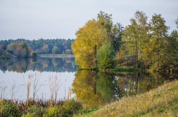 Podzimní Krajina Výhledem Řeku — Stock fotografie