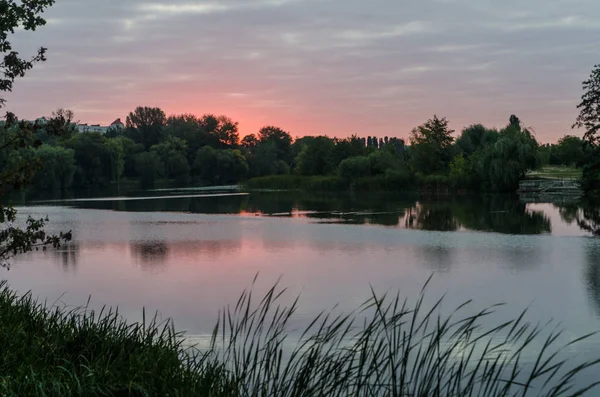 Napkelte felett a festői folyóra — Stock Fotó