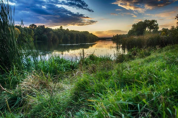 Esti égen a felhők felett egy festői folyó — Stock Fotó