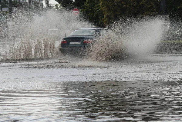 Şiddetli bir yağmur sonra sokakta su Streams
