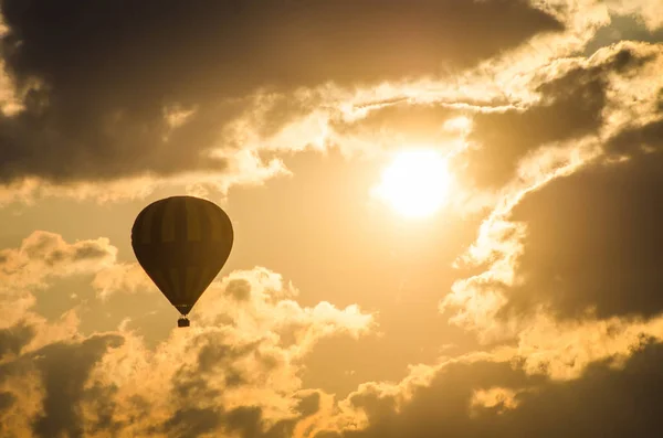 Balão Voa Contra Fundo Sol — Fotografia de Stock