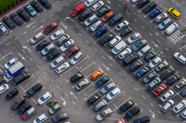 Park yerinin arabalarla dolu tepesinden görüntülemek