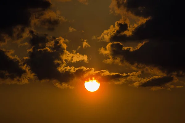 Заходящее Солнце Между Облаками — стоковое фото