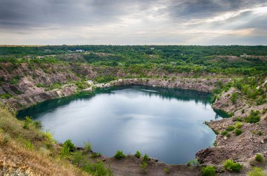 Büyük çukur su ile sular altında