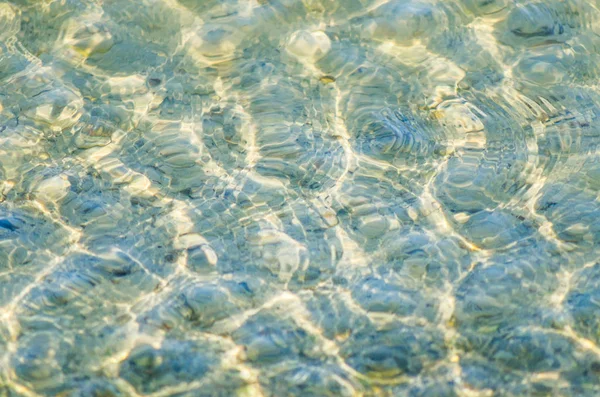 Temiz su ile bir havuzda su yüzeyine