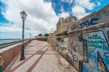 Duvarlar Faro kentinde grafiti ile boyanmış, Portekiz