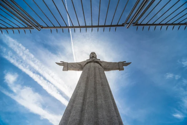 Статуя Христа проти неба навпроти шипів. Португалія — стокове фото