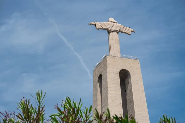 Статуя Христа проти неба. Алмада, Португалія — стокове фото