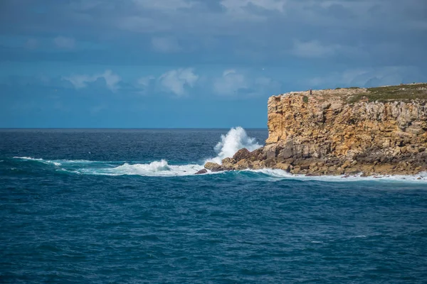 大西洋岸の波と岩 — ストック写真